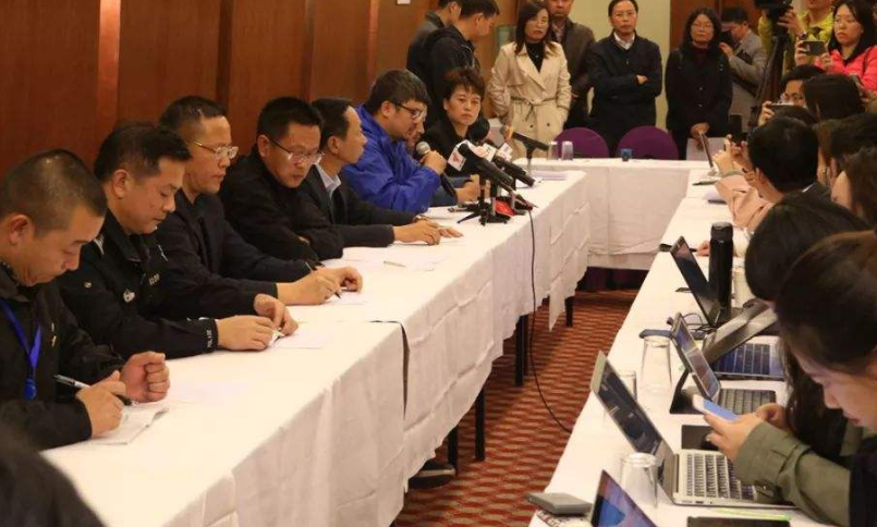 静安风范中学为青年教师配发《职业素养发展记录册》