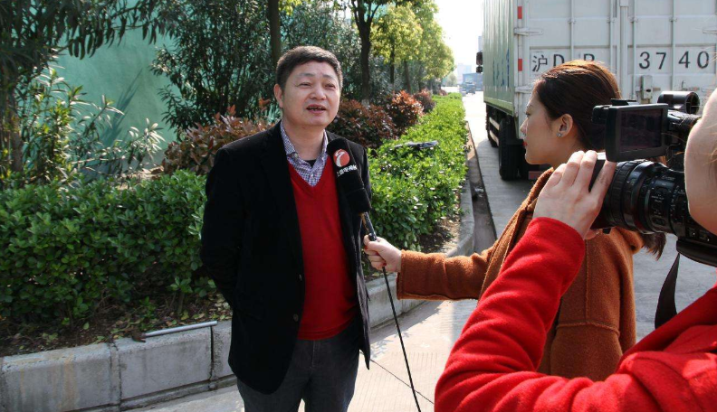 上海警察机动突击队在街上巡逻防暴头盔可以传输4G图像