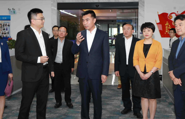 上海警察机动突击队在街上巡逻防暴头盔可以传输4G图像