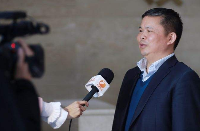 上海警察机动突击队在街上巡逻防暴头盔可以传输4G图像