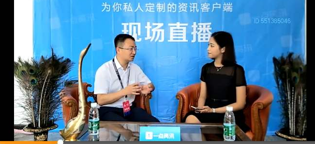 上海警察机动突击队在街上巡逻防暴头盔可以传输4G图像
