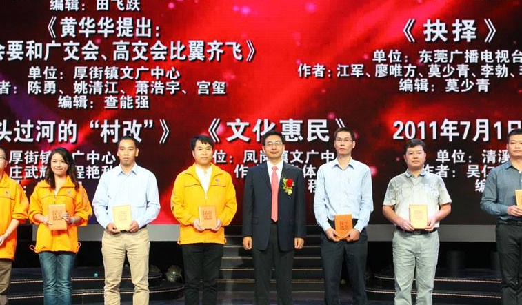 上海警察机动突击队在街上巡逻防暴头盔可以传输4G图像