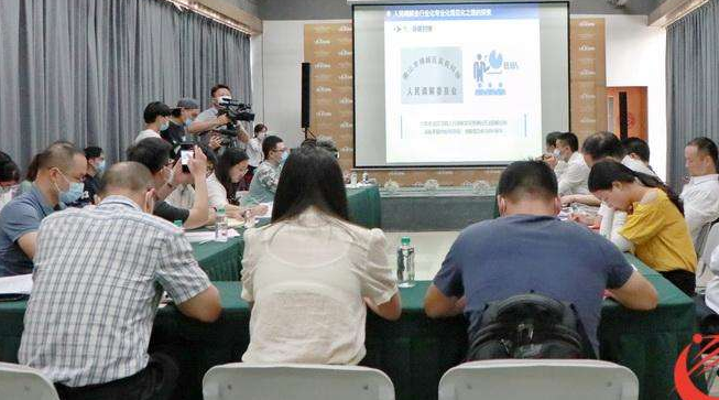 上海警察机动突击队在街上巡逻防暴头盔可以传输4G图像