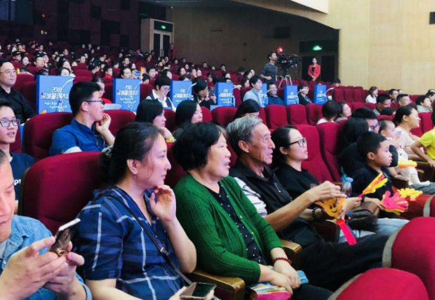 上海警察机动突击队在街上巡逻防暴头盔可以传输4G图像