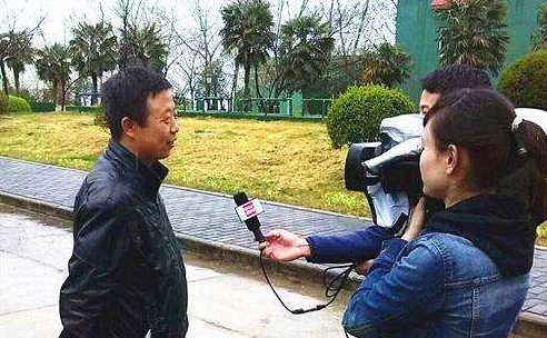 上海警察机动突击队在街上巡逻防暴头盔可以传输4G图像